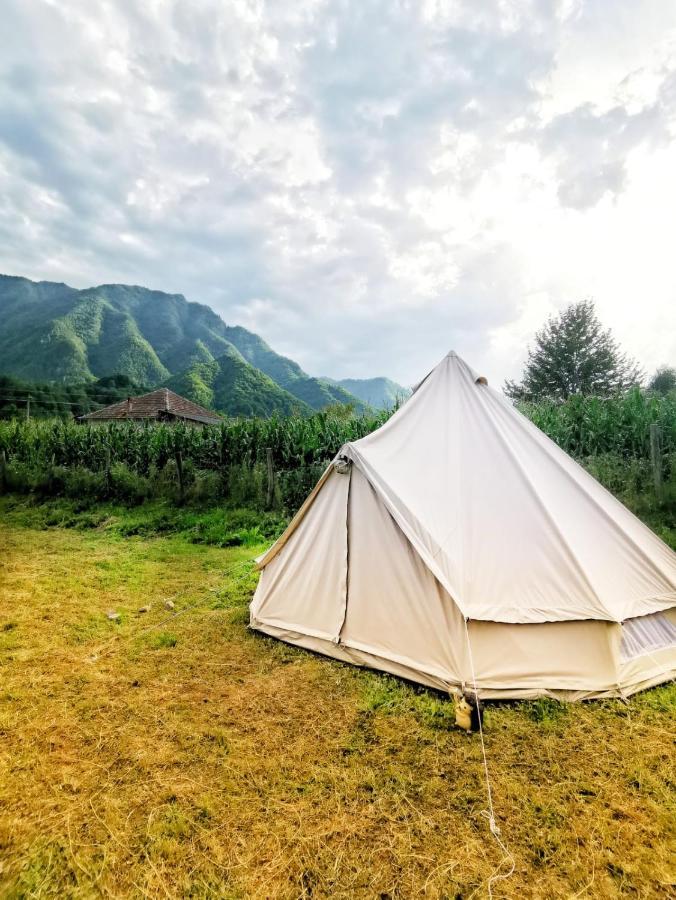 Luna Rock Glamping Brezoi - Blue Scai Hotel Ngoại thất bức ảnh