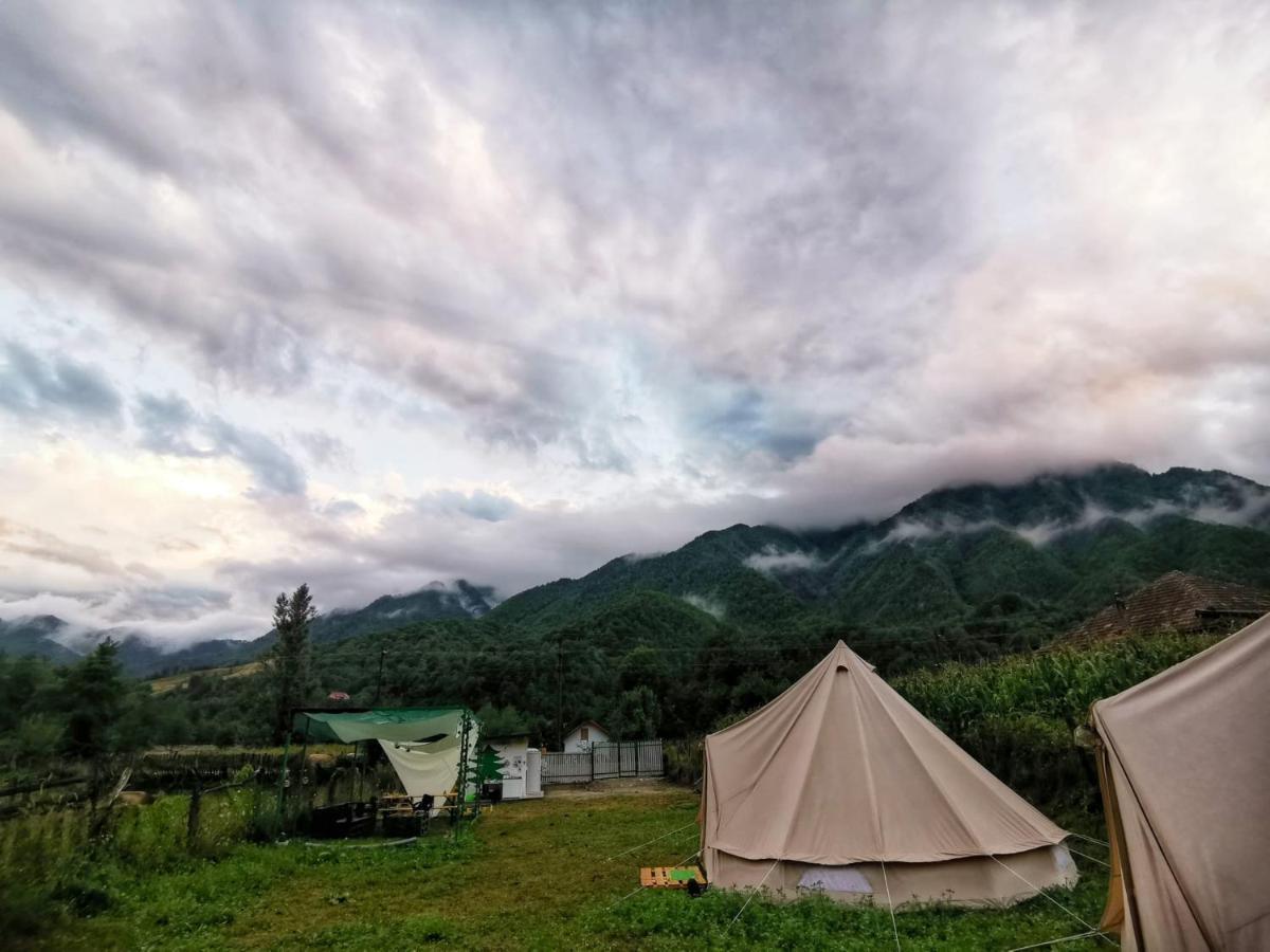 Luna Rock Glamping Brezoi - Blue Scai Hotel Ngoại thất bức ảnh