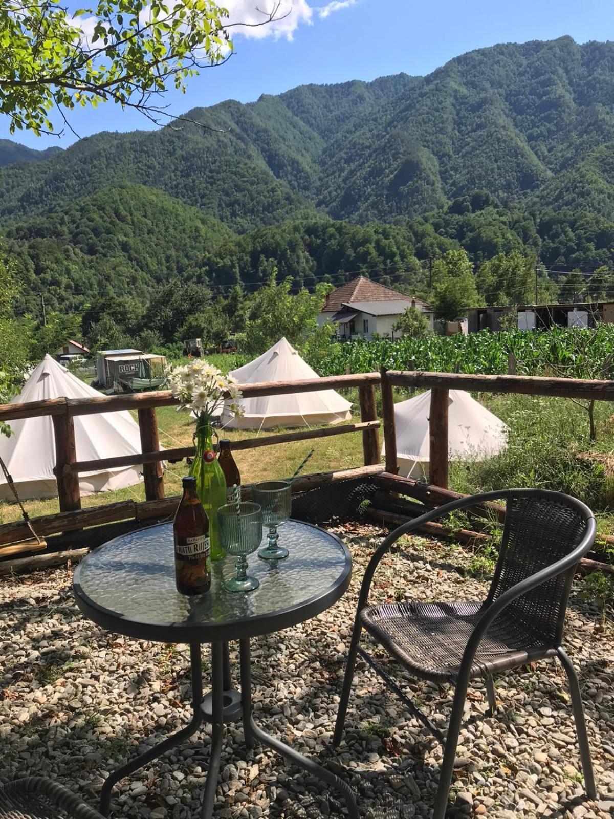 Luna Rock Glamping Brezoi - Blue Scai Hotel Ngoại thất bức ảnh