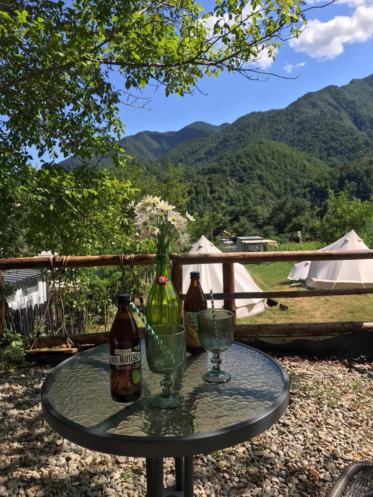 Luna Rock Glamping Brezoi - Blue Scai Hotel Ngoại thất bức ảnh